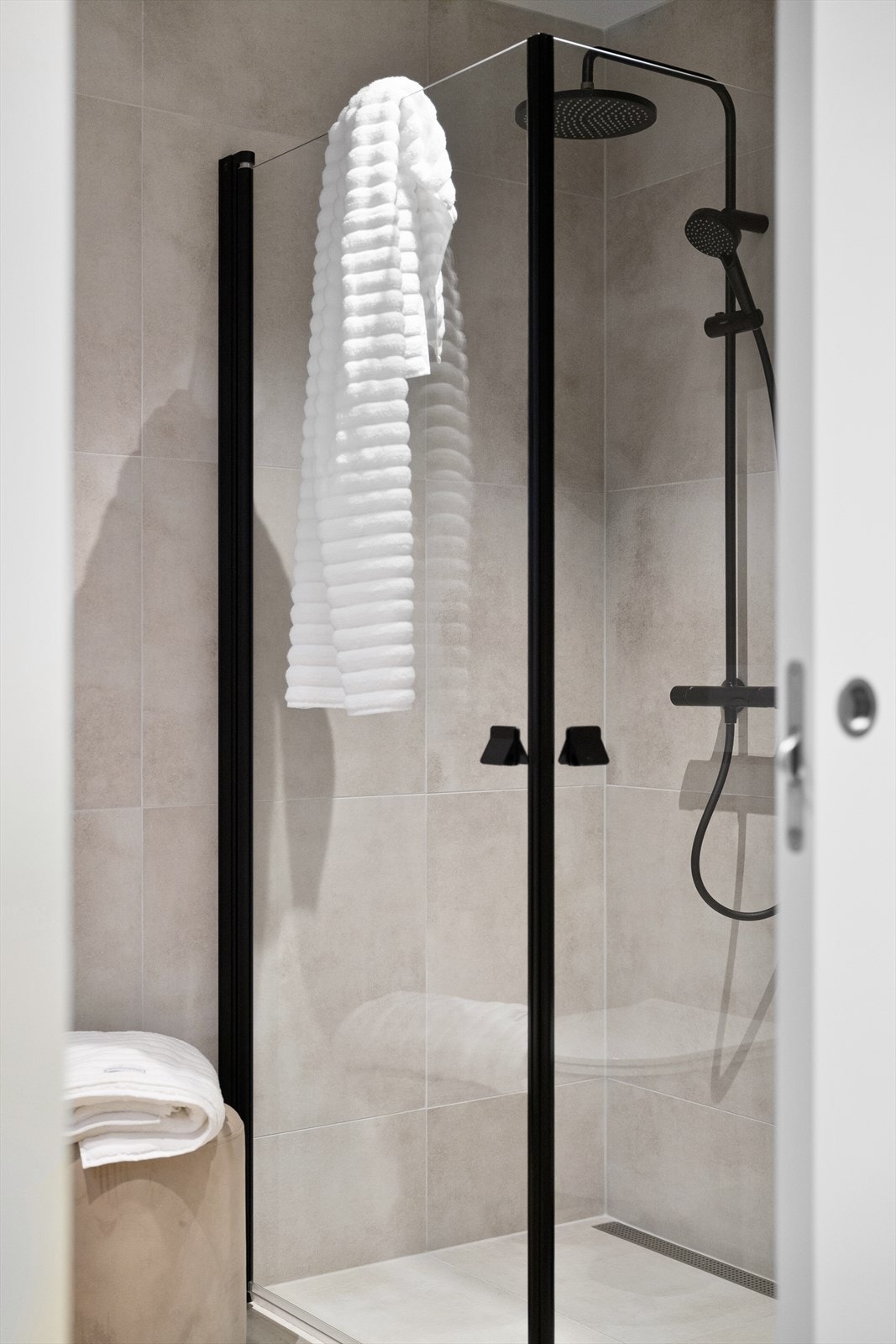 Sorte detaljer på bad Galleribilde