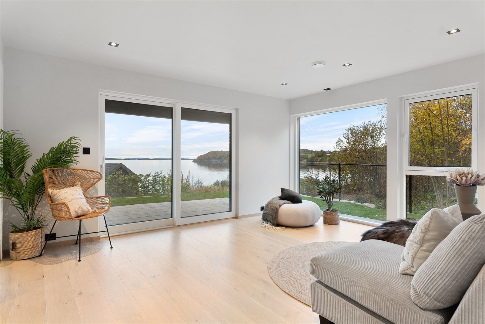 Stue i 1. etasje med utgang til hagen Galleribilde