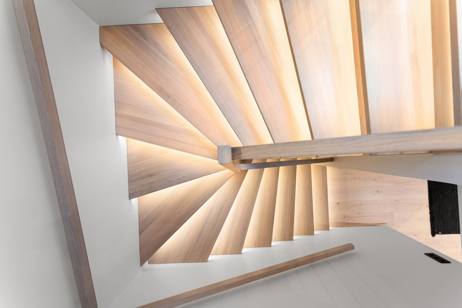 Trapp i eik med stilig belysning Galleribilde
