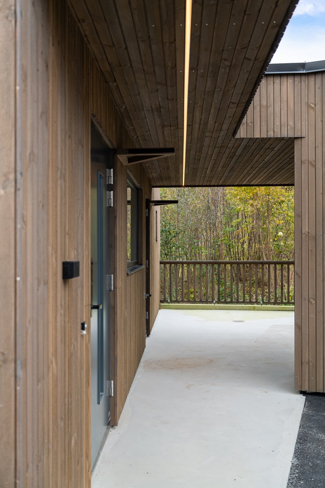 Inngangsparti med LED-stripe - Smartlås på begge inngangsdørene Galleribilde