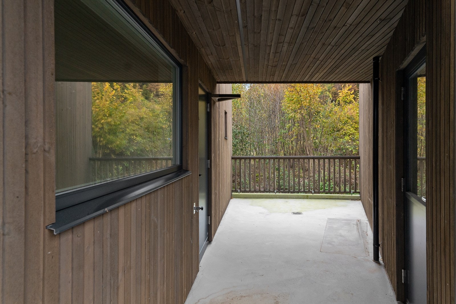 Overbygd inngangsparti slik at en kan gå tørrskodd fra garasjen Galleribilde