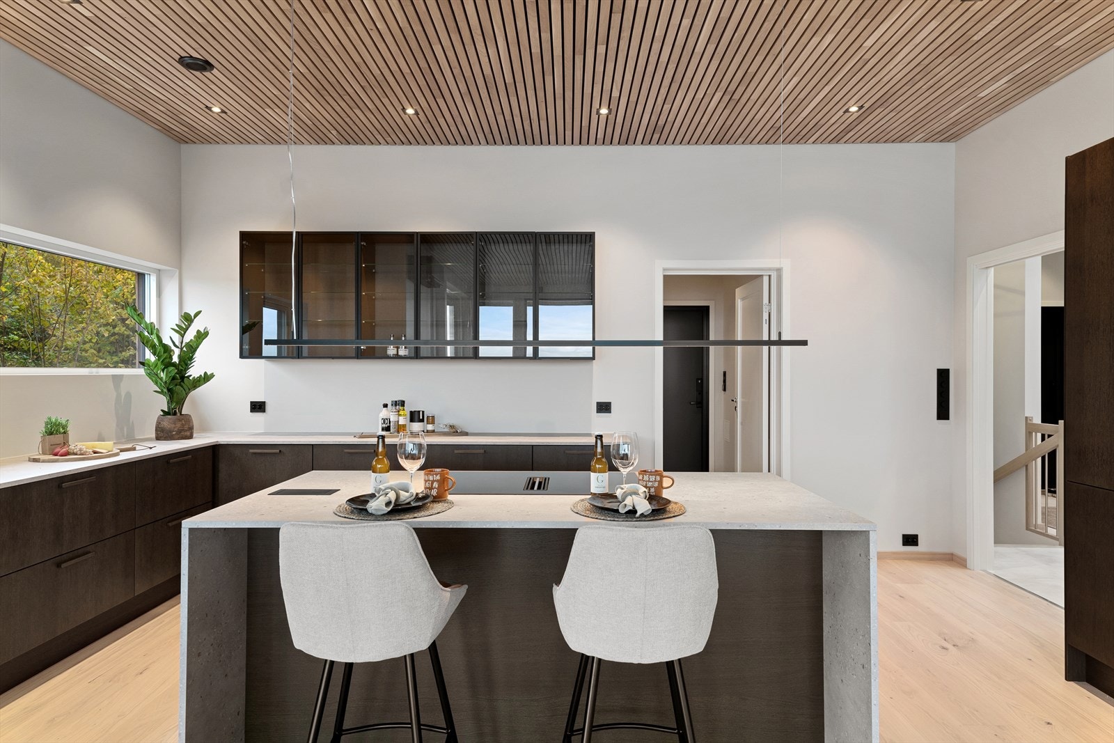 Lekkert kjøkken med rent design og praktiske løsninger Galleribilde