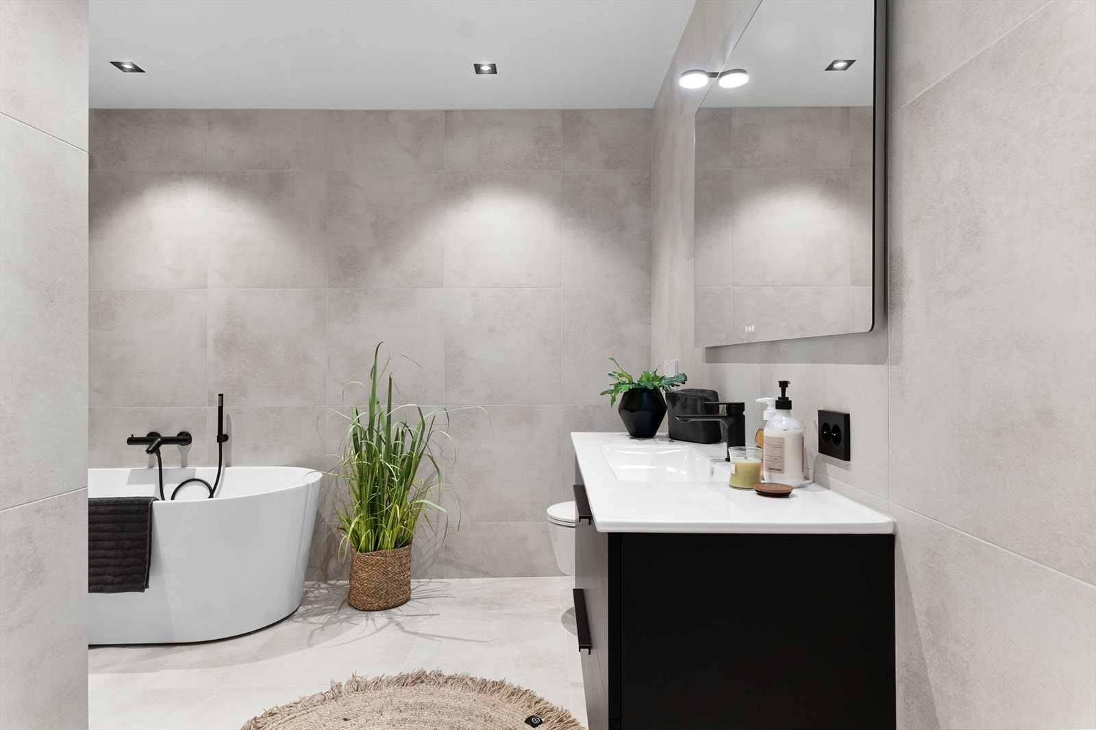 Romslig "fellesbad" 1. etasje Galleribilde