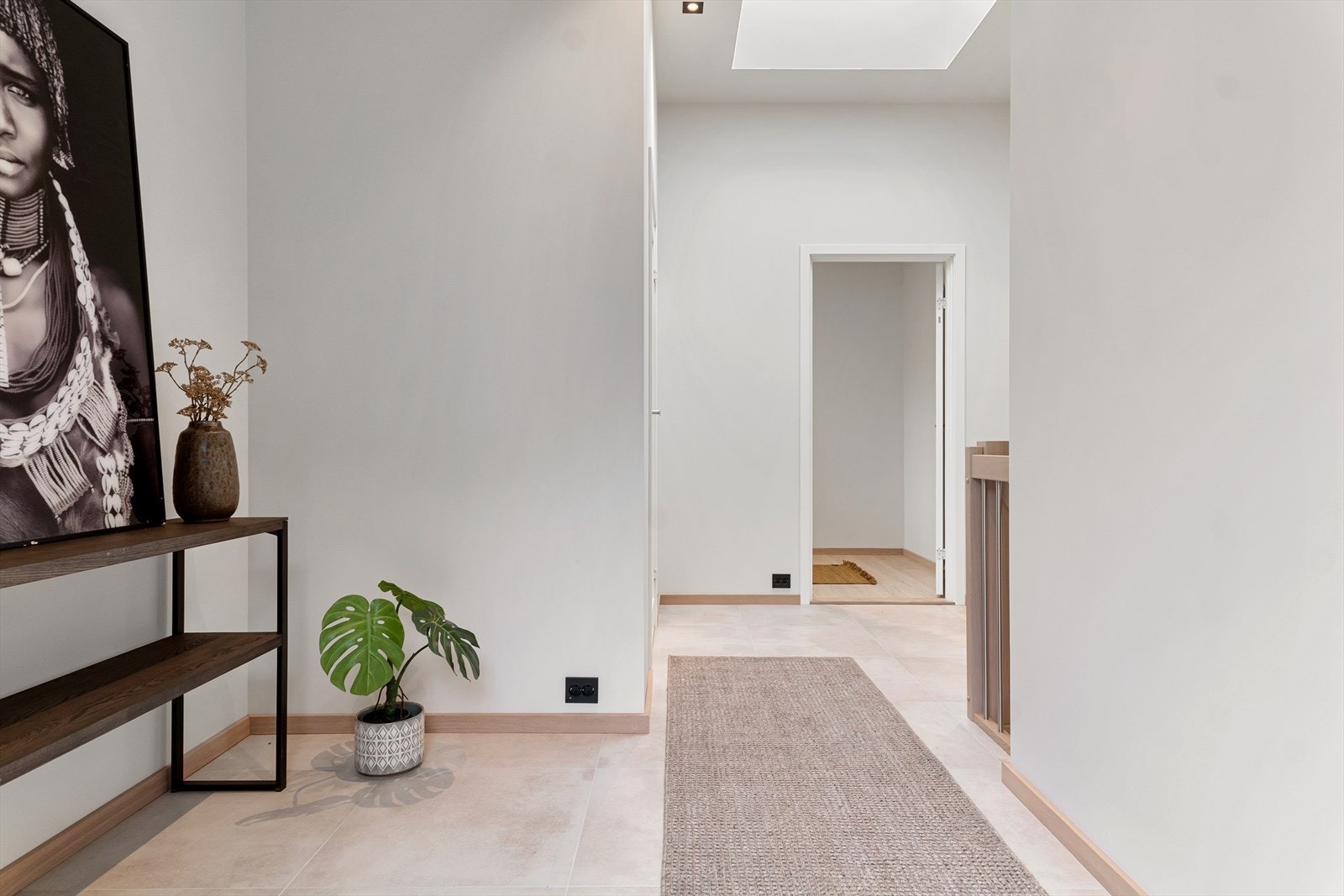 Entré med takvindu som gir godt naturlig lys - Hele hovedetasjen har takhøyde på 3 meter Galleribilde