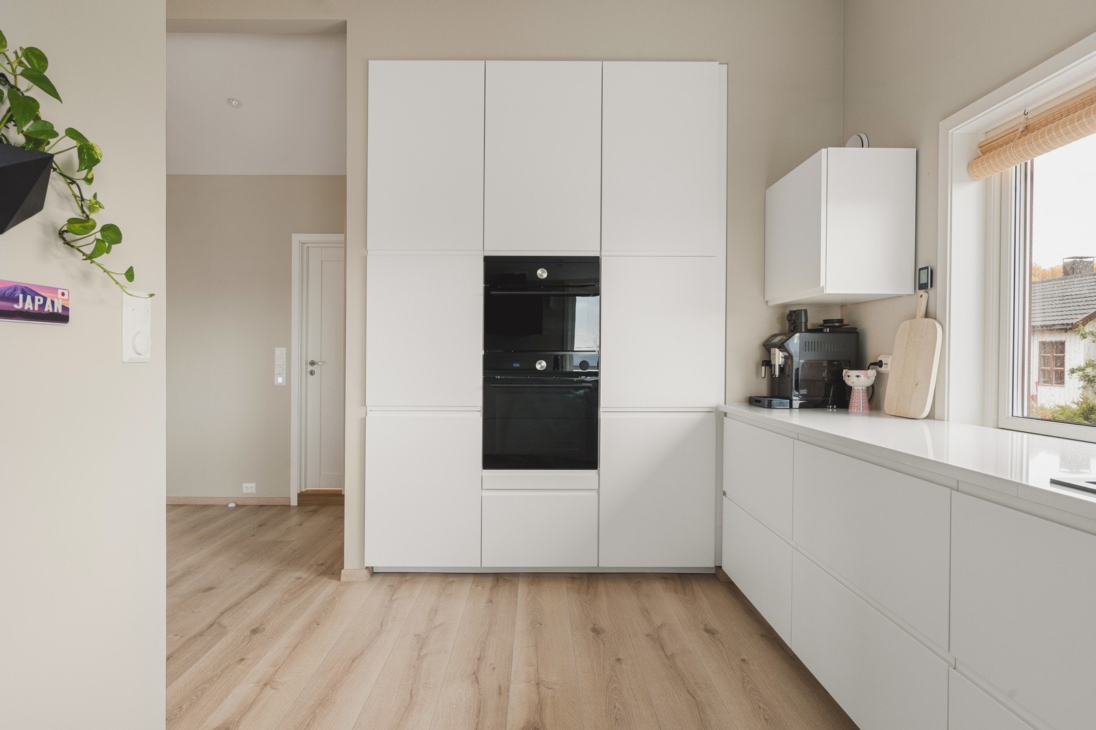 Corian benkeplate og integrerte hvitevarer som kjøl/fryseskap, oppvaskmaskin, vinskap, stekeovn, kombiovn og induksjonstopp. Galleribilde