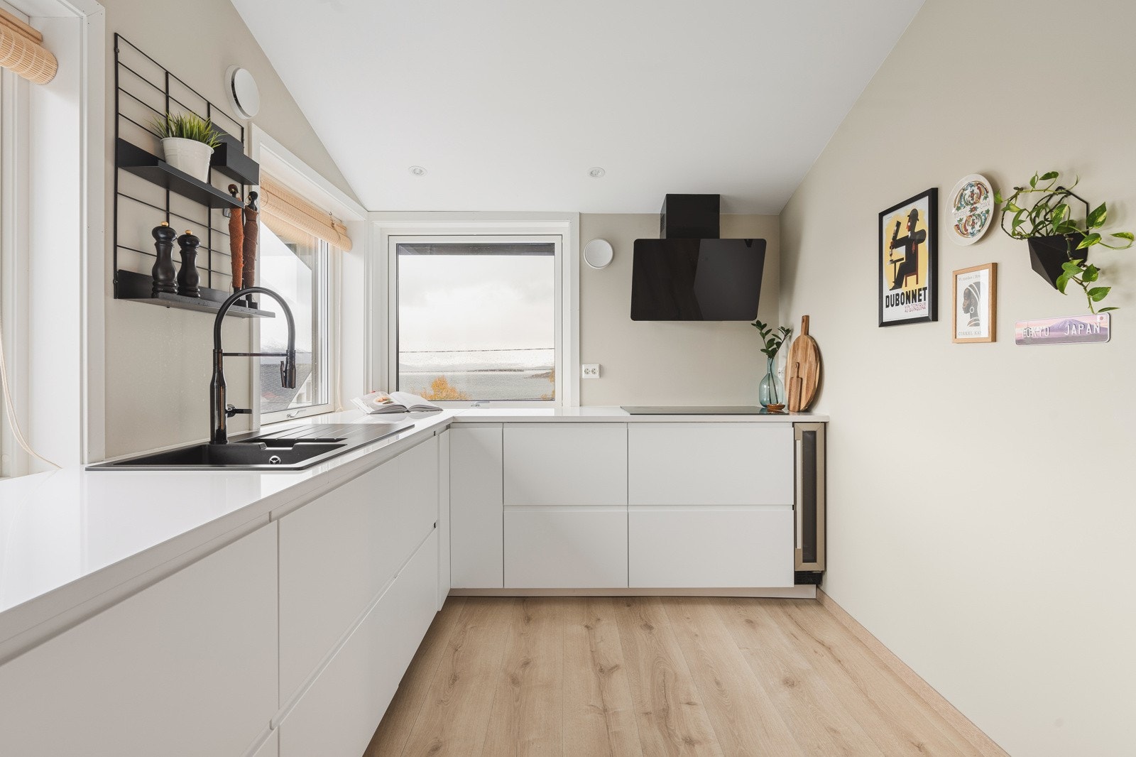 Moderne og tidsriktig kjøkken fra IKEA. Rikelig skap- og benkeplass. Galleribilde