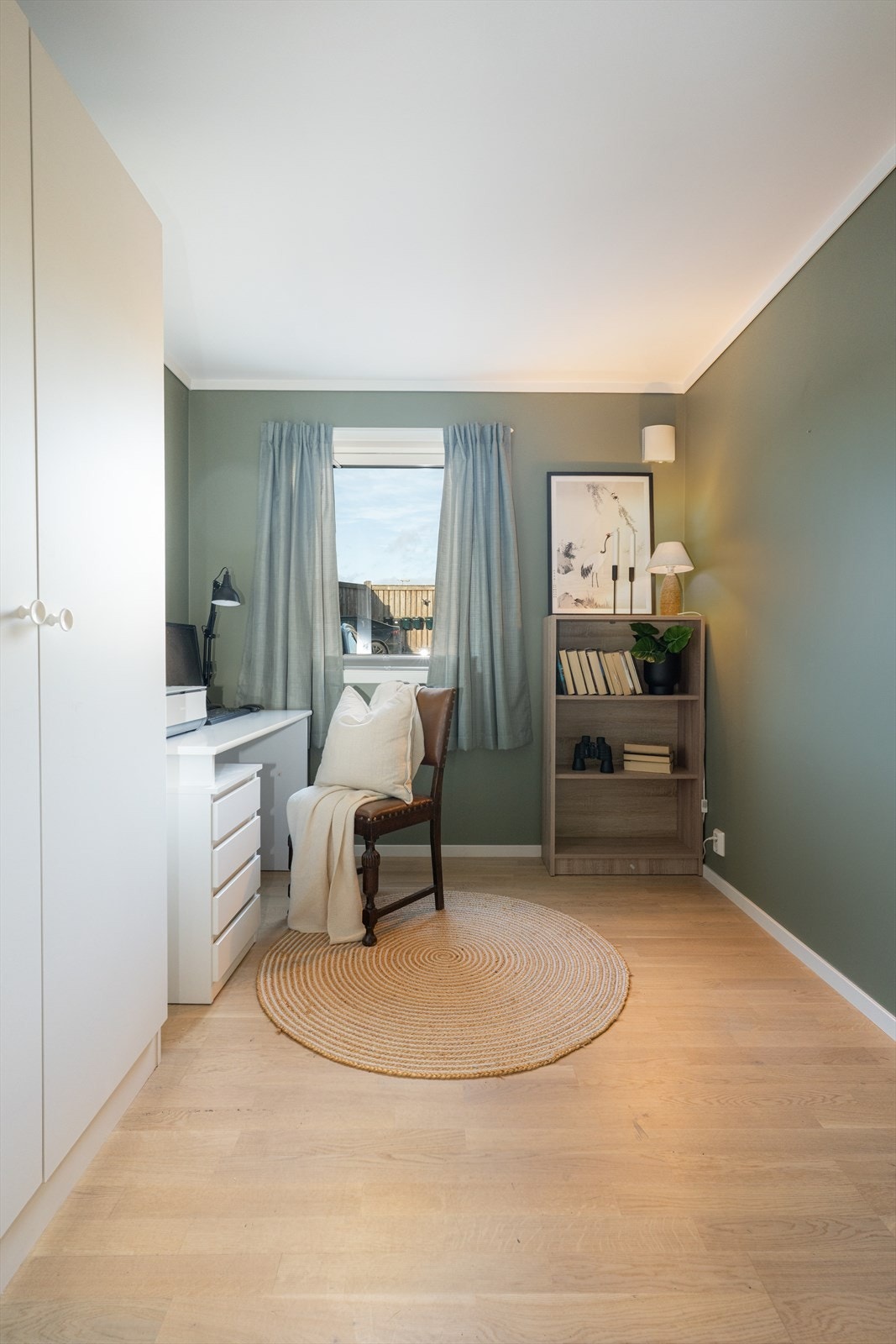 Leiligheten har to lyse og trivelige soverom, begge med parkett på gulv og malte plater på vegger og i himling. Dette soverommet er i dag brukt som kontor, men gjør seg pent som soverom også. Her er det garderobeskap til klesbeholdningen. Galleribilde