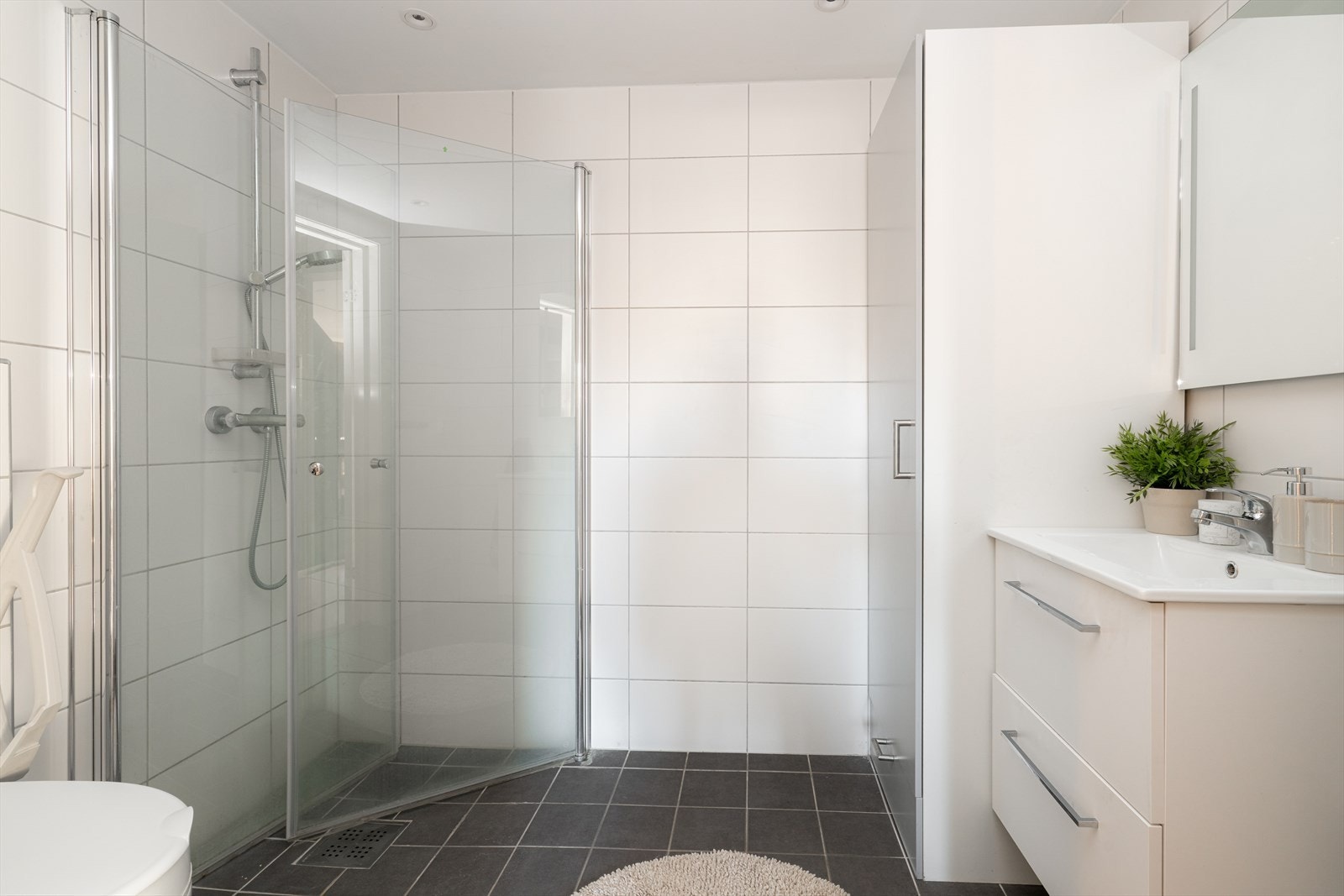 Delikat og stilrent bad med fliser på gulv og vegger, samt varmekabler som gir lun komfort. Galleribilde