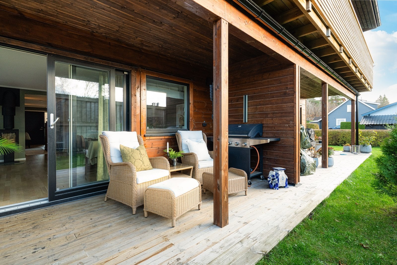 Fra stuen går du rett ut til den koselige, overbygde terrassen på ca. 13 m² - perfekt for grilling eller kvelder utendørs. Galleribilde