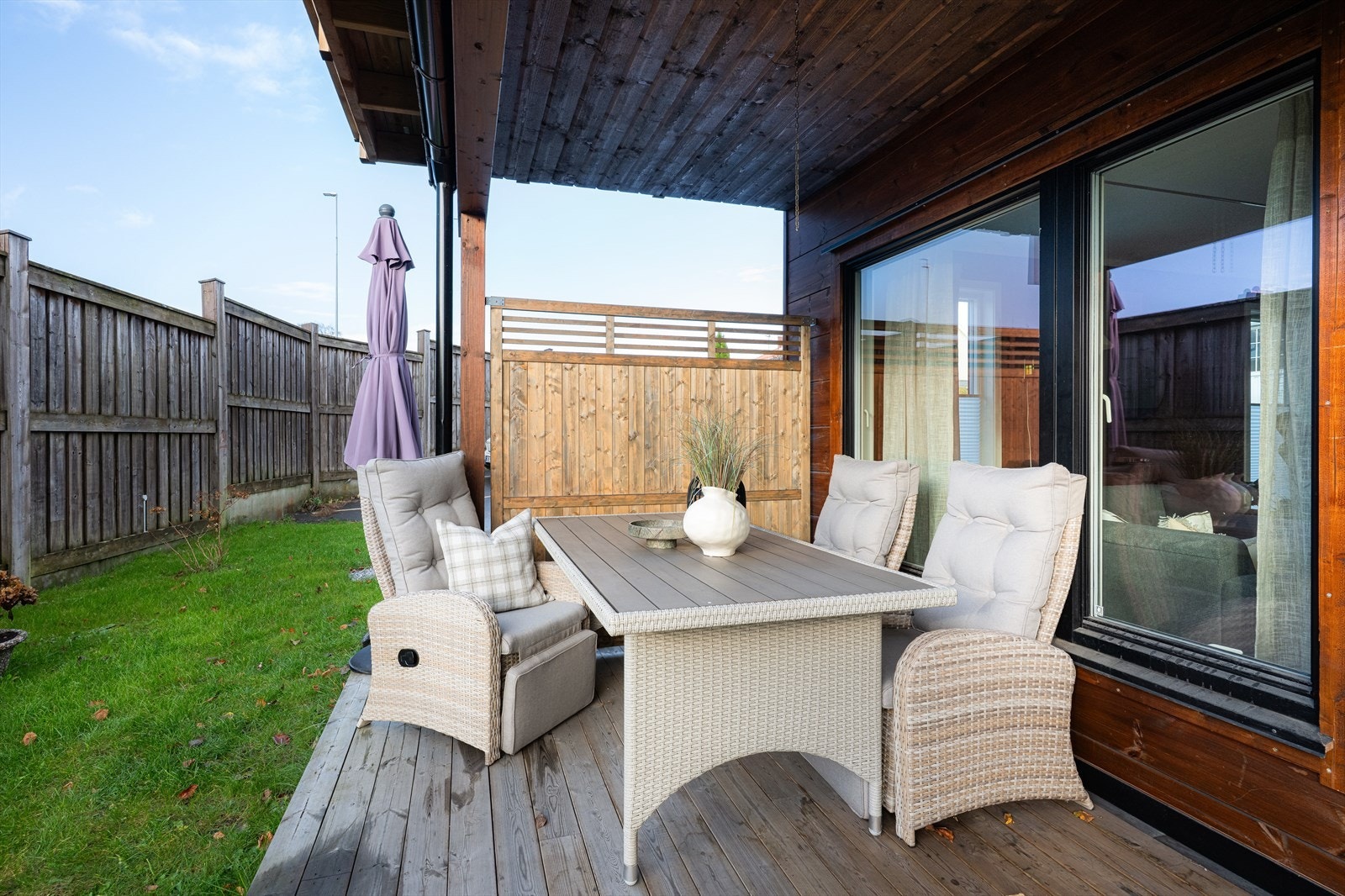 Herfra har du også tilgang til en liten, lettstelt hage som gir et hyggelig uteområde året rundt. Galleribilde