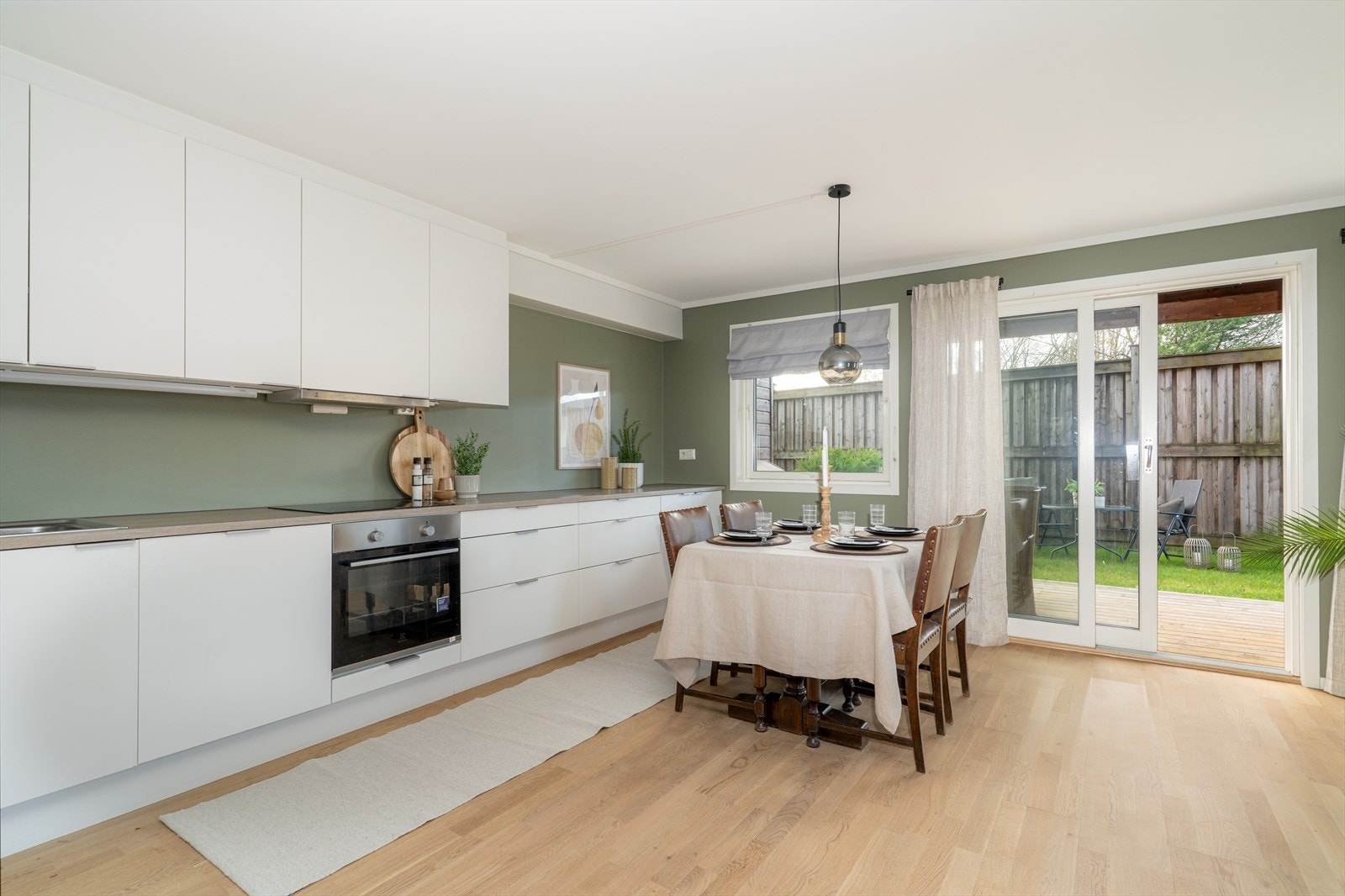 Boligens hjerte er den åpne løsningen mellom stue og kjøkken. Et sosialt og lunt rom som innbyr til både hverdagsliv og hyggelige kvelder med venner og familie. Galleribilde