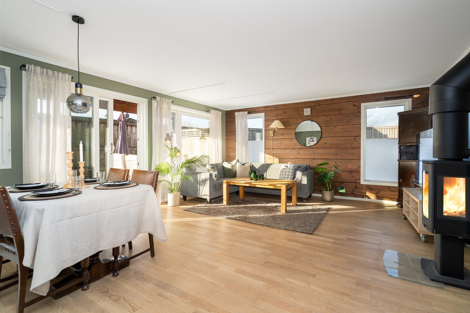 Stuen er lys og romslig, med god plass til både sofagruppe og spiseplass. Galleribilde