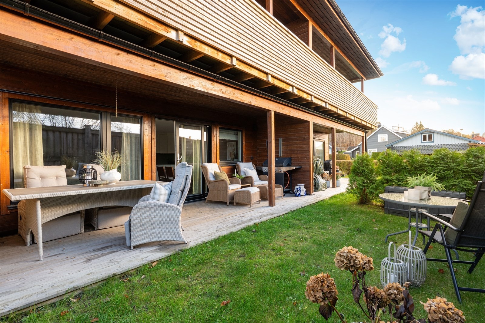 Terrassen er romslig, og kan fint deles inn i ulike soner for møblering. Alt etter behov. Galleribilde