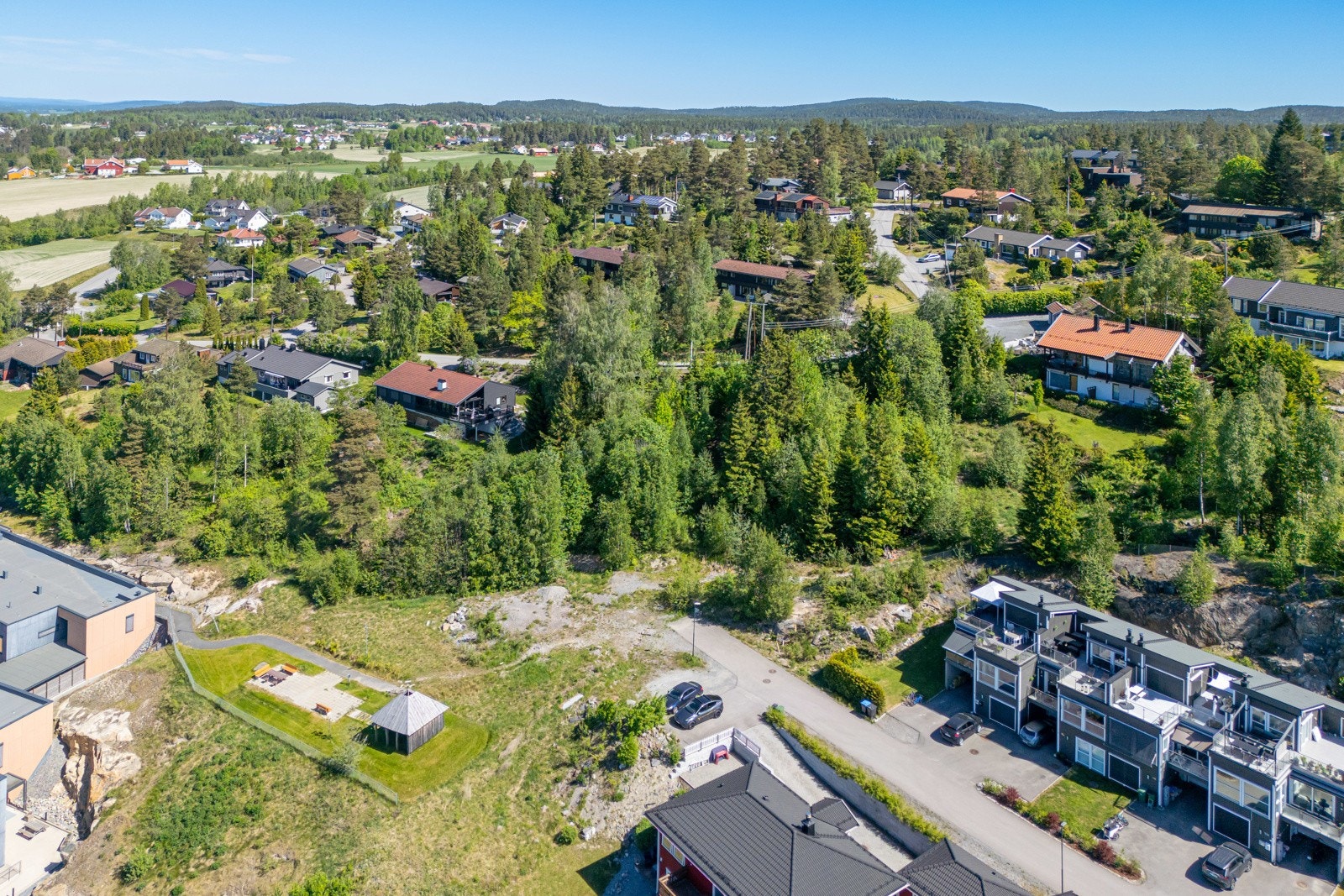 Tomten ligger innerst i Nedre Damvei og kan fritt besiktiges. God beliggenhet på nyere byggefelt, Løkenåsen II. Sydvestvendt og med gode sol/utsiktsforhold. Galleribilde