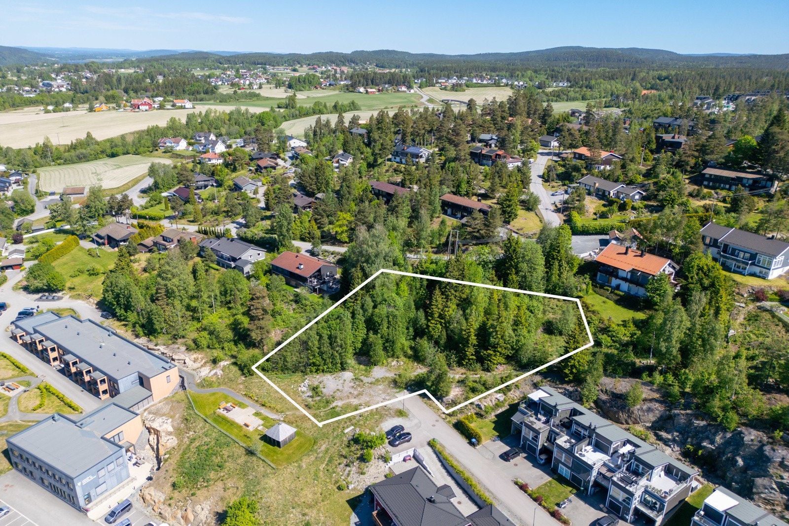 Tomten ligger innerst i Nedre Damvei og kan fritt besiktiges. God beliggenhet på nyere byggefelt, Løkenåsen II. Sydvestvendt og med gode sol/utsiktsforhold. Skissert grense - estimert og angitt med forbehold. Vedlagt i prospektet følger kart. Galleribilde