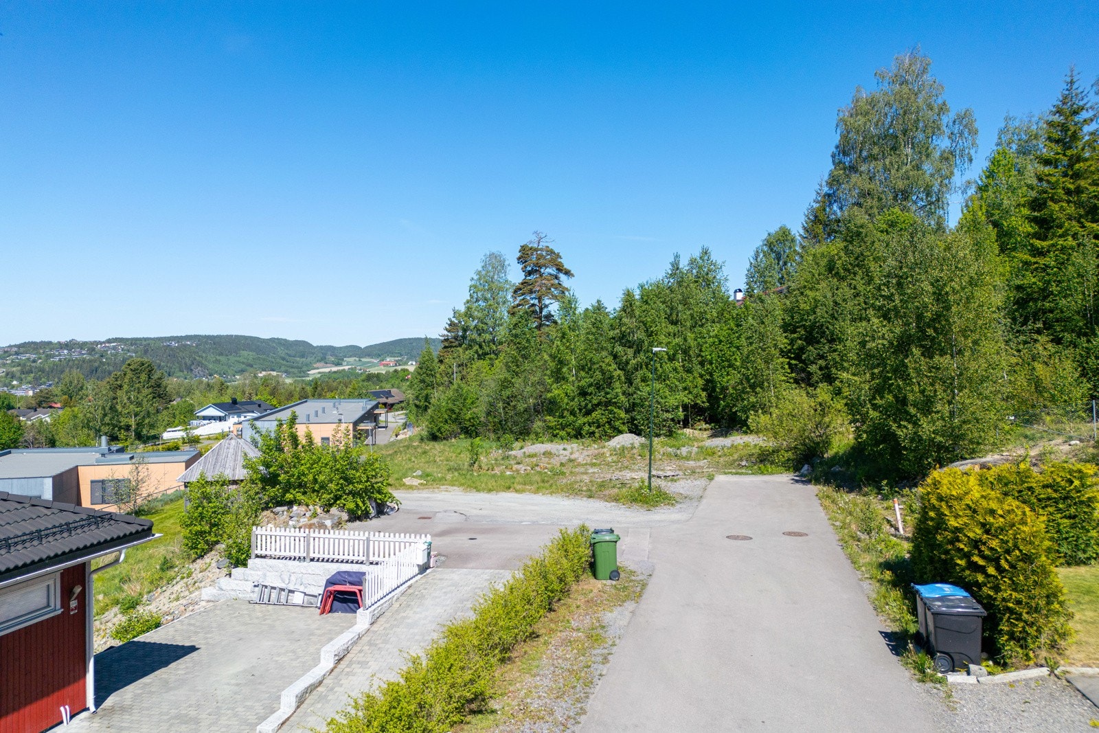 Tomten ligger innerst i Nedre Damvei og kan fritt besiktiges. God beliggenhet på nyere byggefelt, Løkenåsen II. Sydvestvendt og med gode sol/utsiktsforhold. Galleribilde