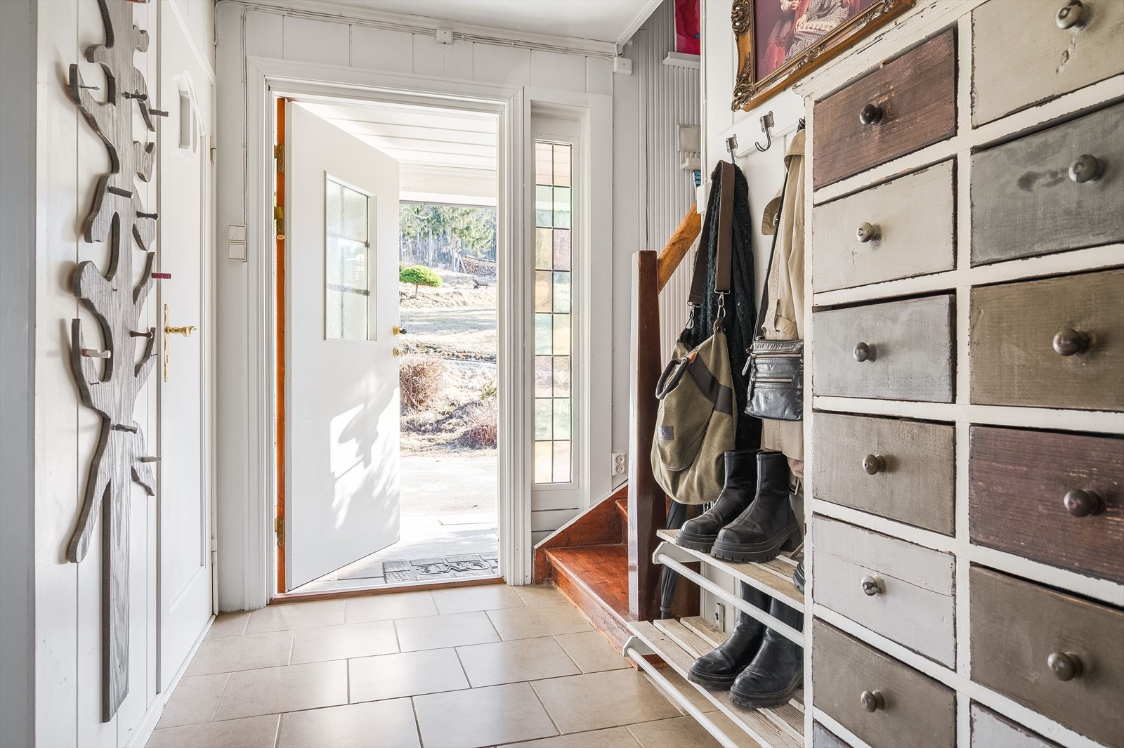 Velkommen inn til en romslig gang. Galleribilde