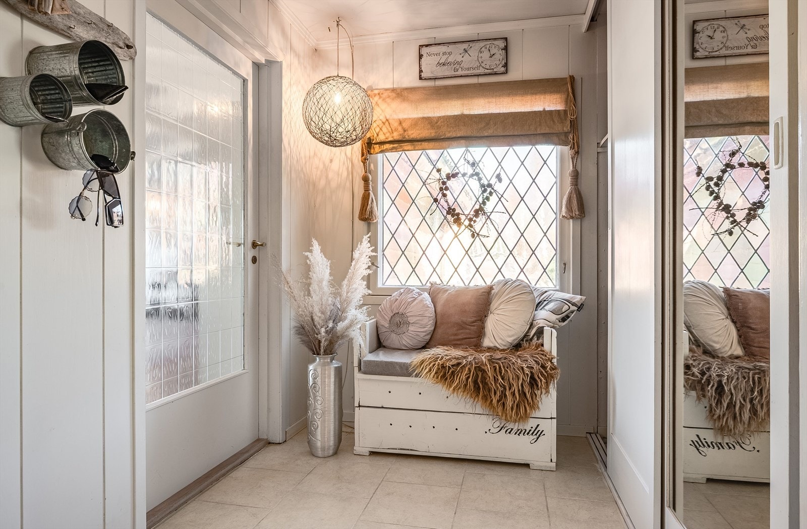 Romslig gang med skyvedørsgarderobe. Galleribilde