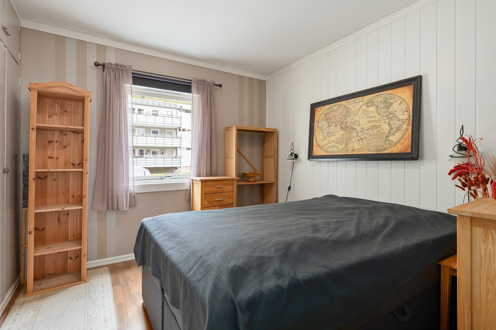 Bustaden har tre soverom, eit romsleg og to mindre soverom. Galleribilde