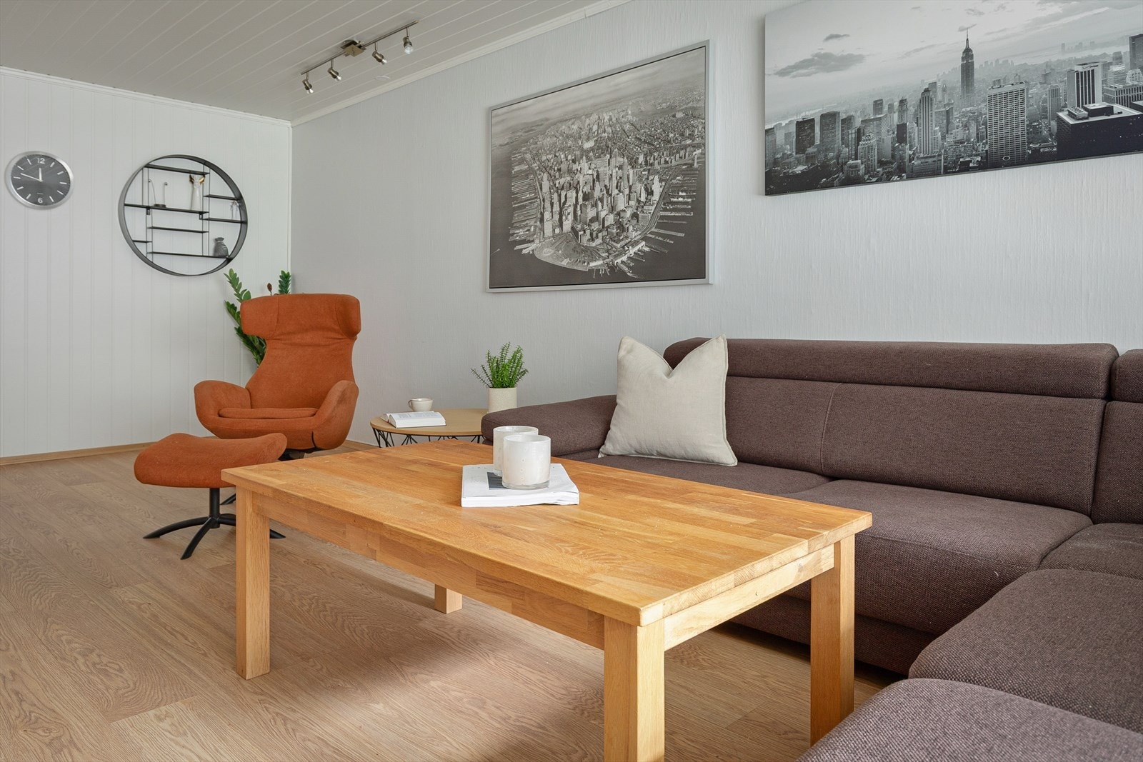 Stova er kvadratisk utforma og enkel å innreie med ønska møblement. Galleribilde