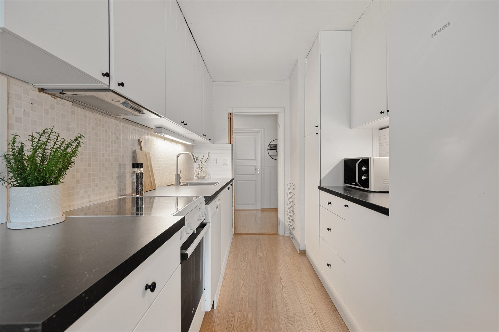 Ei tidsriktig og moderne 3-roms leilegheit med grei standard og sentral beliggenheit i Øyåkeren Burettslag. Galleribilde