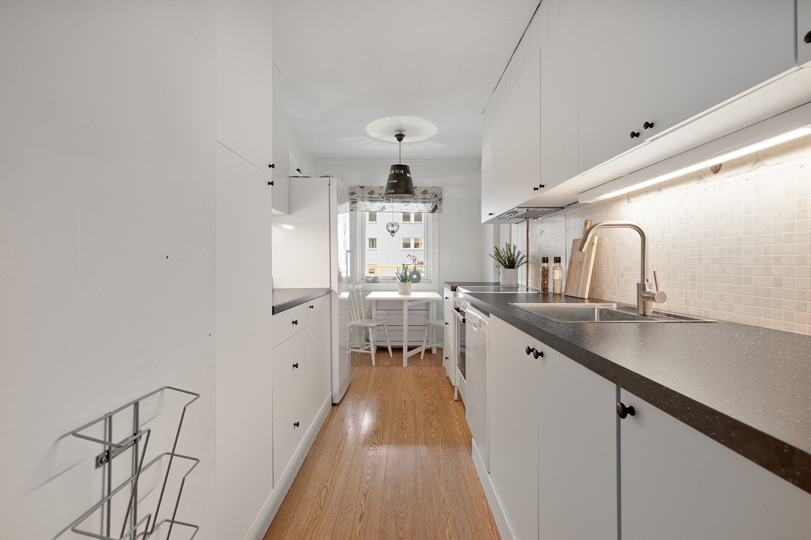 Kjøkken frå 2025 med god skap- og benkeplass. Galleribilde