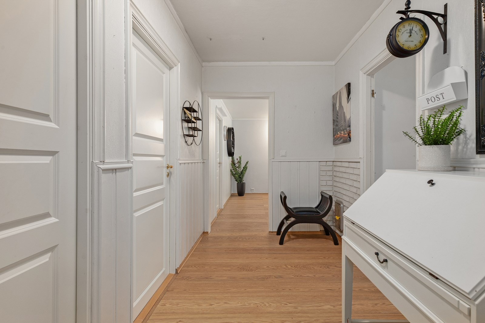 I gangen har ein også ei lita klesbod der ein kan oppbevare det ein måtte ynskje. Galleribilde