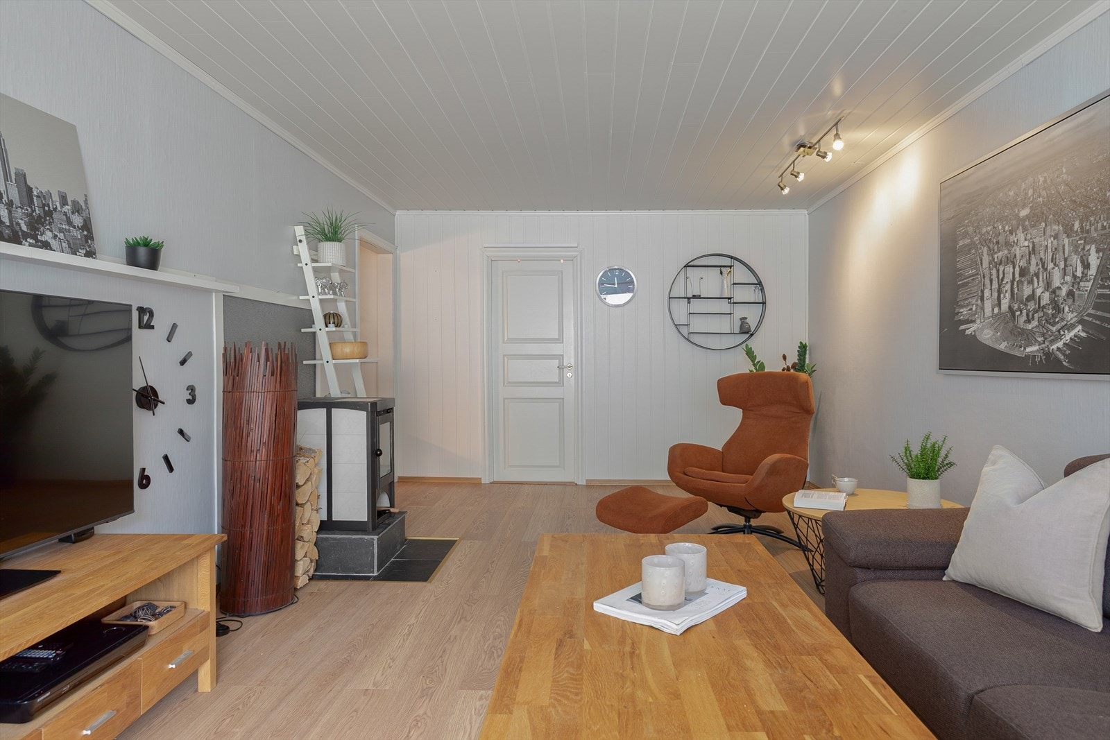 Leiligheten gir eit svært godt og gjennomført heilheitsinntrykk med lyse overflater og gjennomførte løysingar. Galleribilde