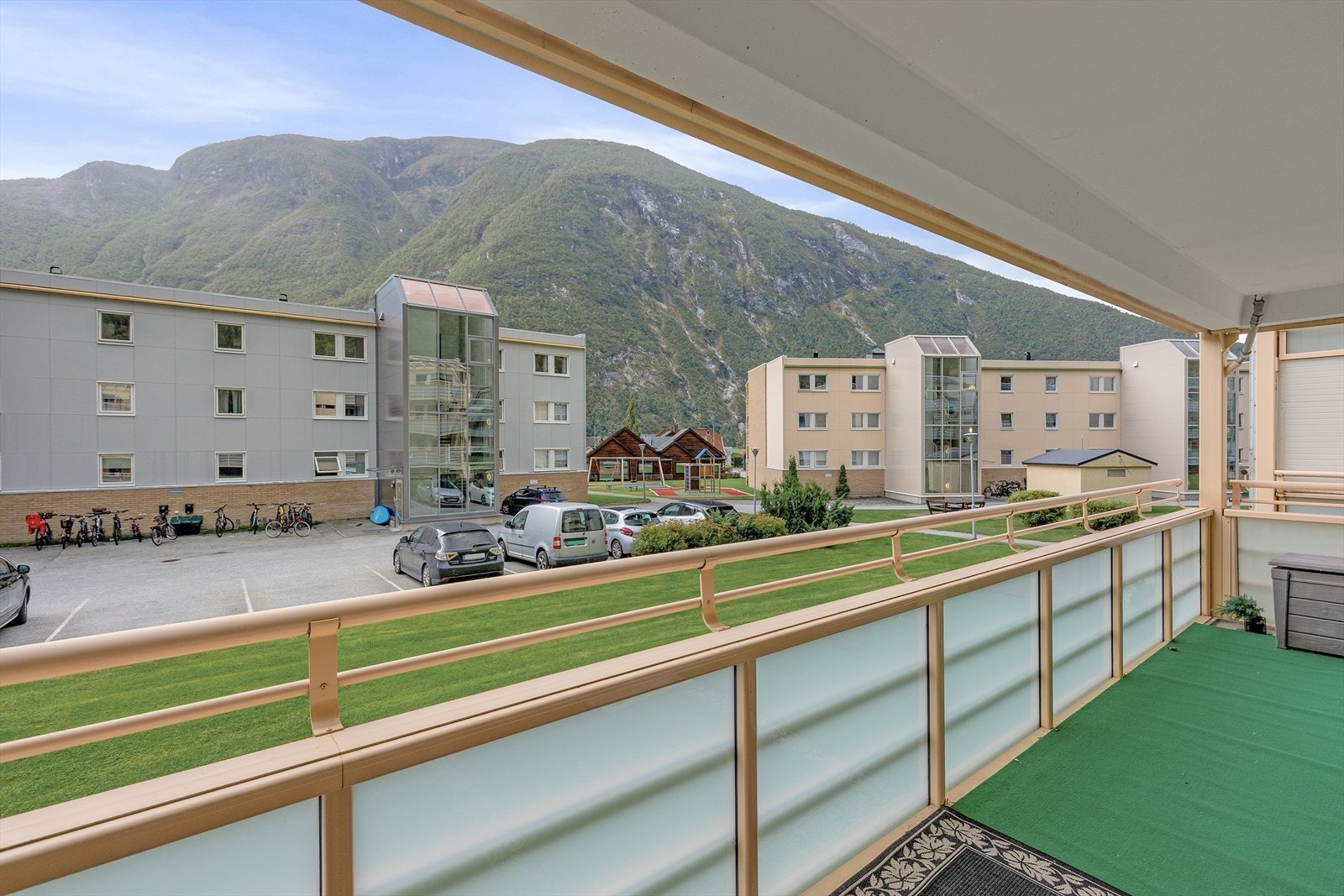 Utgang til veranda frå stova med plass til utemøbler og grill. Galleribilde