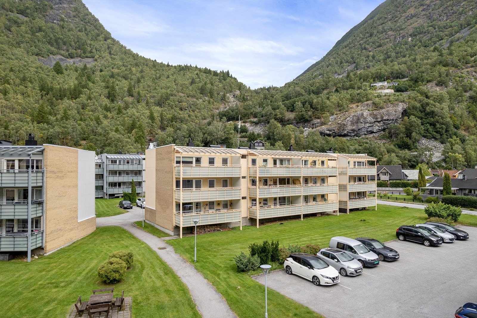 Her har du perfekt beliggenheit med plassering i 1. etasje i Øyåkeren burettslag. Galleribilde