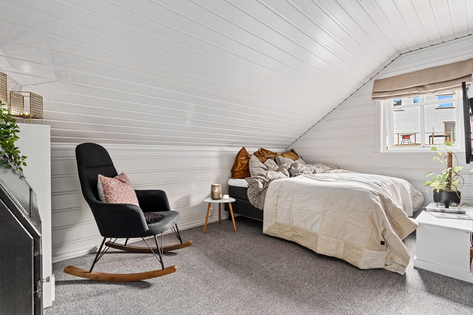 Innreda rom på loft brukt som soverom. Galleribilde