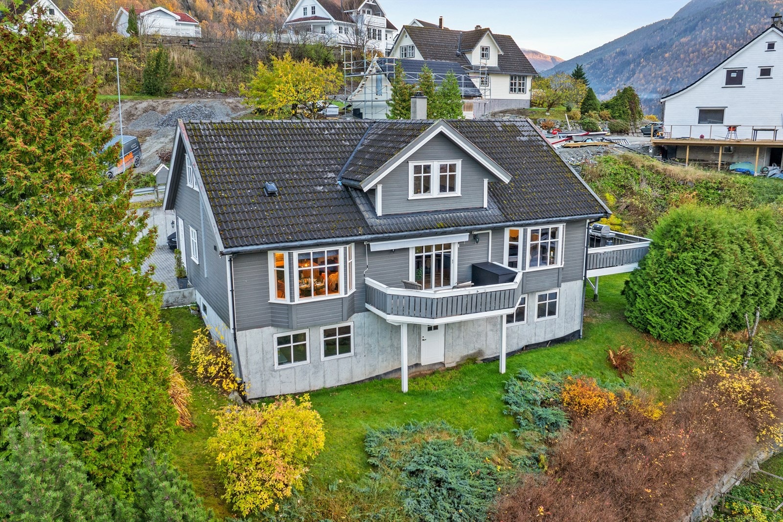Tomta ligg i skråning og er opparbeida med romsleg tun med belegningsstein, terrasse, og plen med busker og planter. Galleribilde