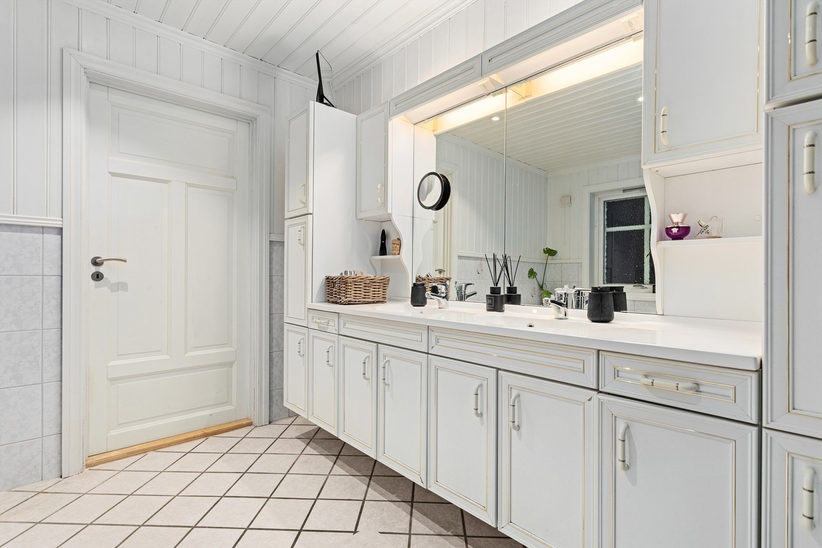 Badet er innreia med servantinnreding med dobbel servant, toalett, dusjhjørne og hjørnebadekar. Galleribilde