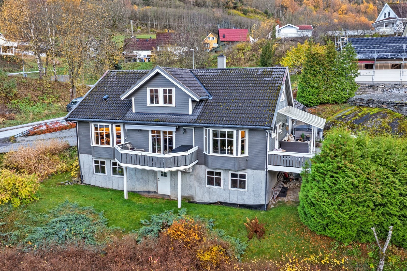 Velkommen til Sandvikvegen 25! Flott familiebustad i eit familievenleg og roleg område sentralt i Gaupne. Galleribilde