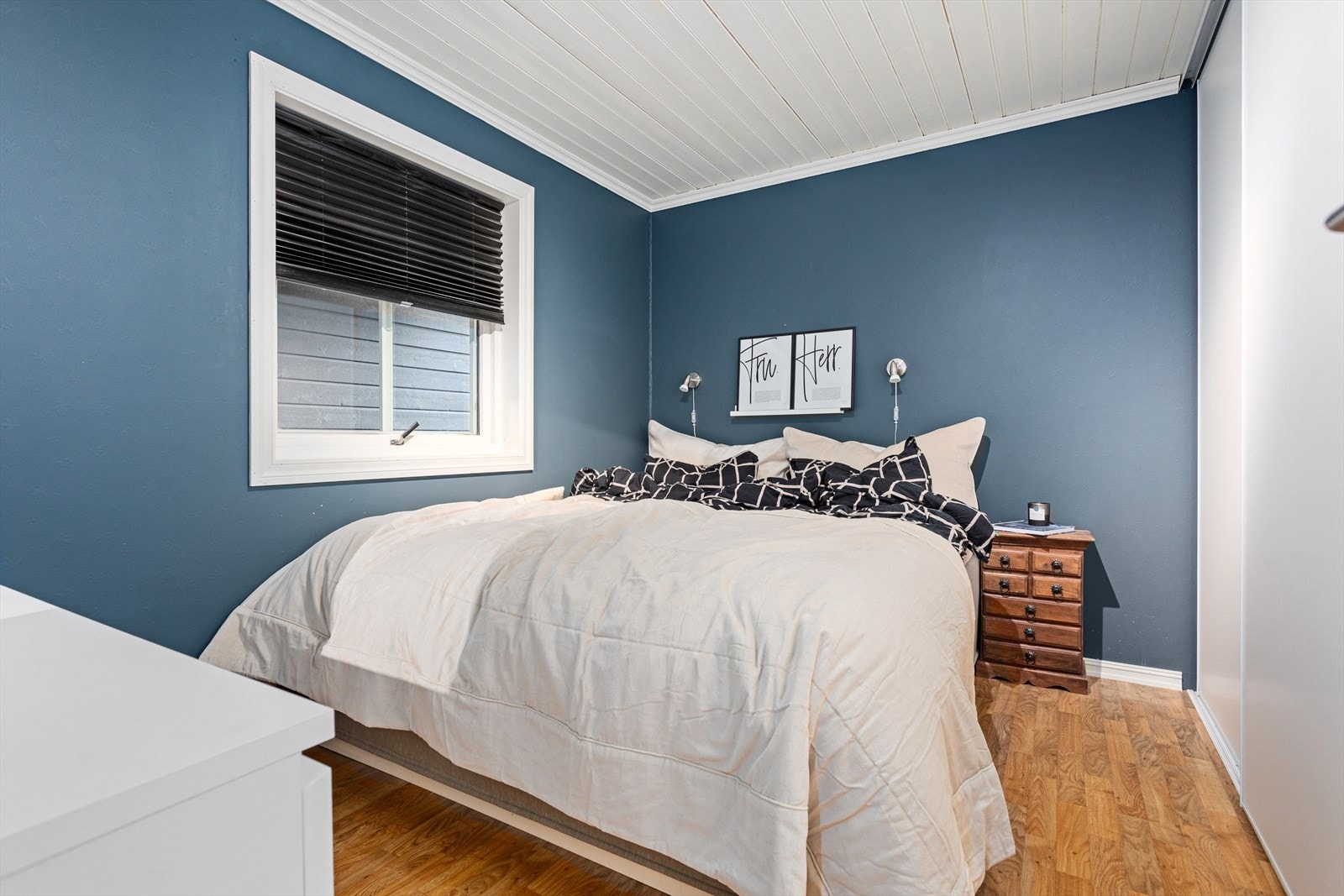 Hovud-soverom innreia med plassbygd skyvedørsgarderobe. Galleribilde