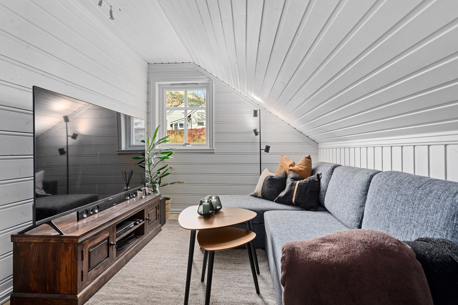 Soverom på loft som er brukt som TV-stove Galleribilde