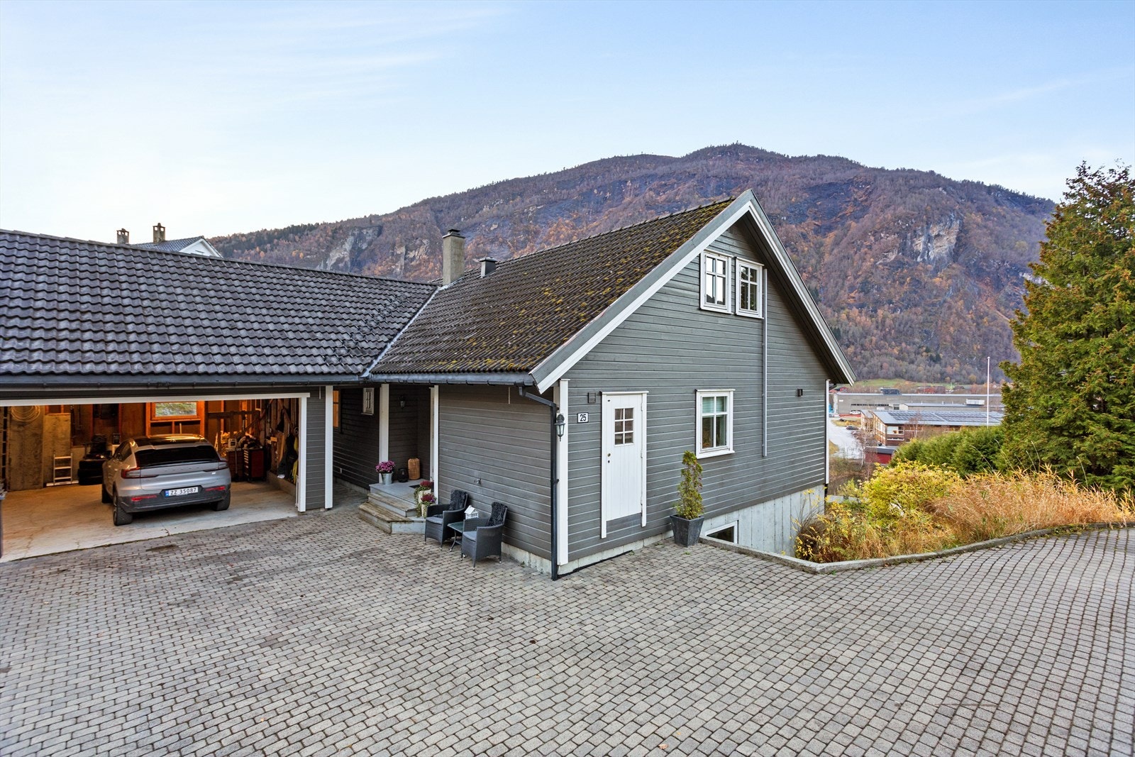 Hovedetasjen har lett tilkomst via ei mindre trapp frå tunet som er flott opparbeid med belegningsstein. Grarasje med loft ligg like ved. Galleribilde