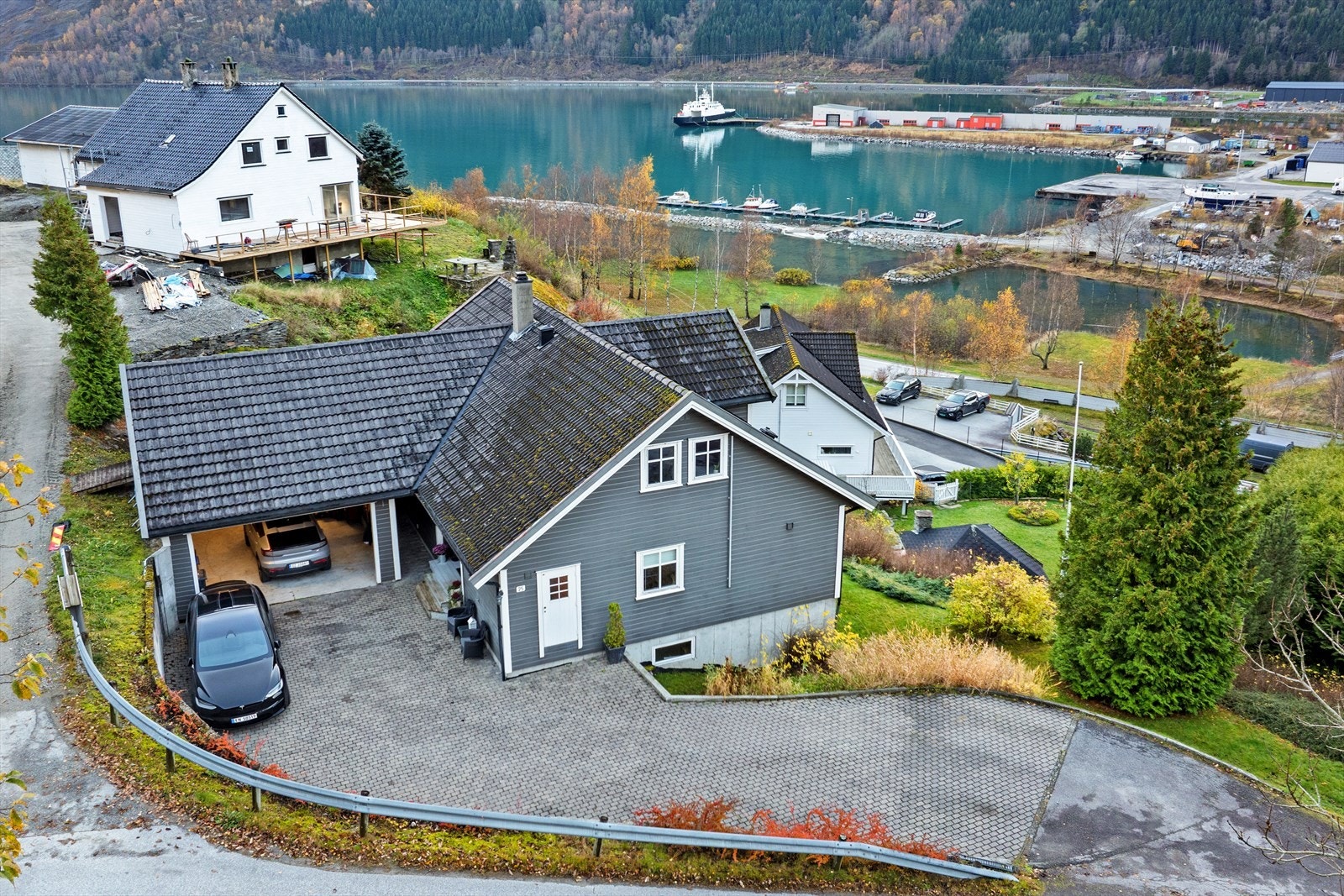 Einebustaden er på 3 etasjar og blei oppført i 1998. Tilbygd garasje blei oppført i 2001. Galleribilde