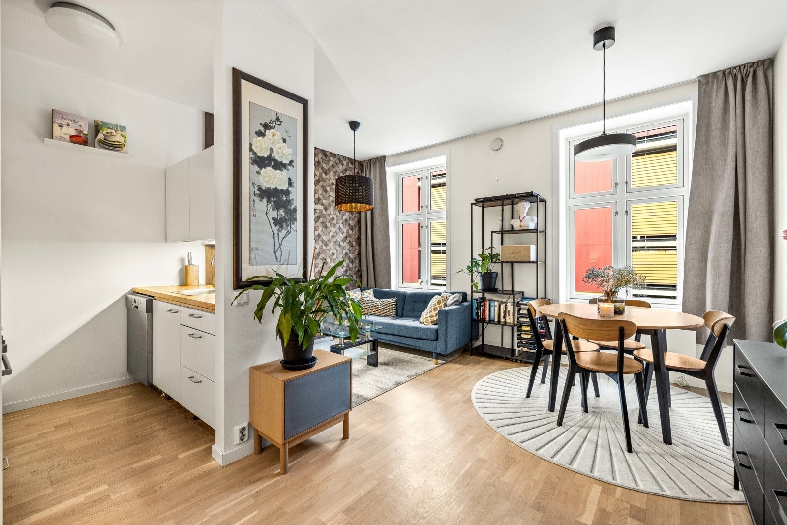Leiligheten ligger i en klassisk bygård og byr bla. på god takhøyde på inntill 2,78 m² og rikelig med lysinnslipp fra store vinduer. Galleribilde