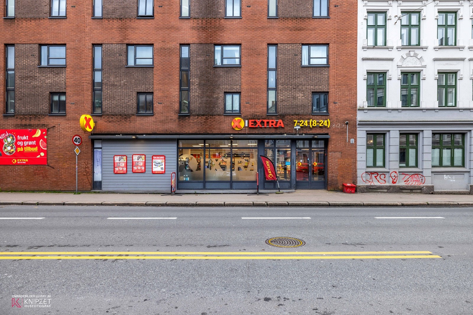 Det er dagligvarebutikker, kafeer og populære spisesteder rett rundt hjørnet. Galleribilde