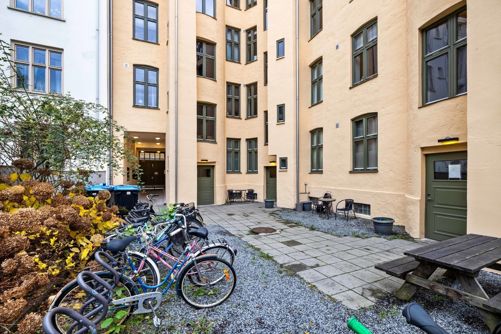 Det er tilgang til rolig båkgård med sykkelparkering. Galleribilde