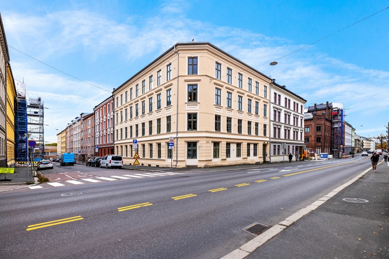 Leiligheten har attraktiv beliggenhet på Øvre Grünerløkka, med gangavstand til alle bymessige fasiliterer du trenger i hverdagen. Galleribilde