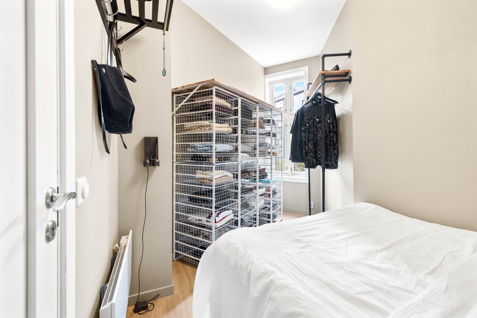 Det er plass til oppbevaringsløsning. Rommet vender inn mot rolig bakgård. Galleribilde