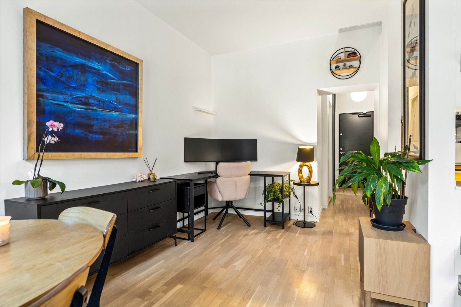 Det er plass til sofagruppe og tv, spisebord og arbeidsplass eller lesekrok- alt etter ditt behov. Galleribilde