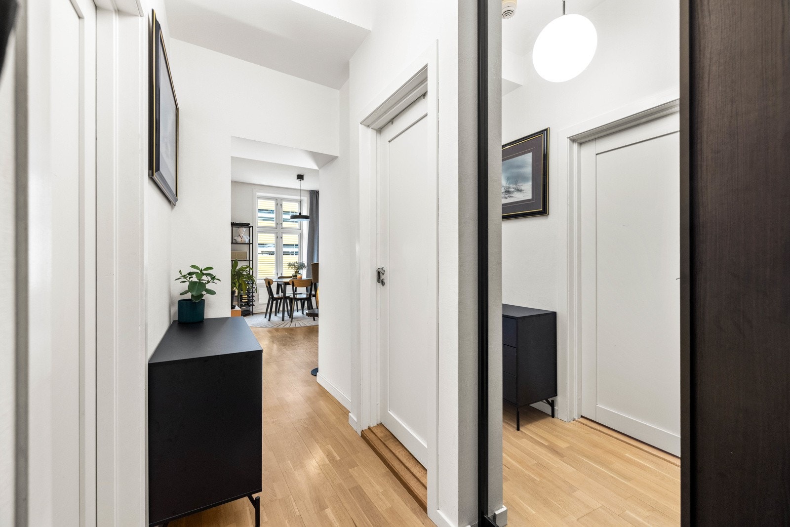 Praktisk entré med takhøy skyvedørsgarderobe. Galleribilde