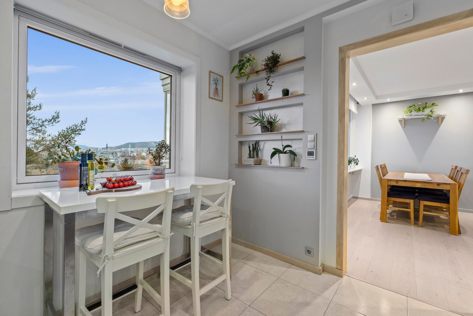 Rommet har plass til et lite frokostbord hvor utsikten kan nytes Galleribilde