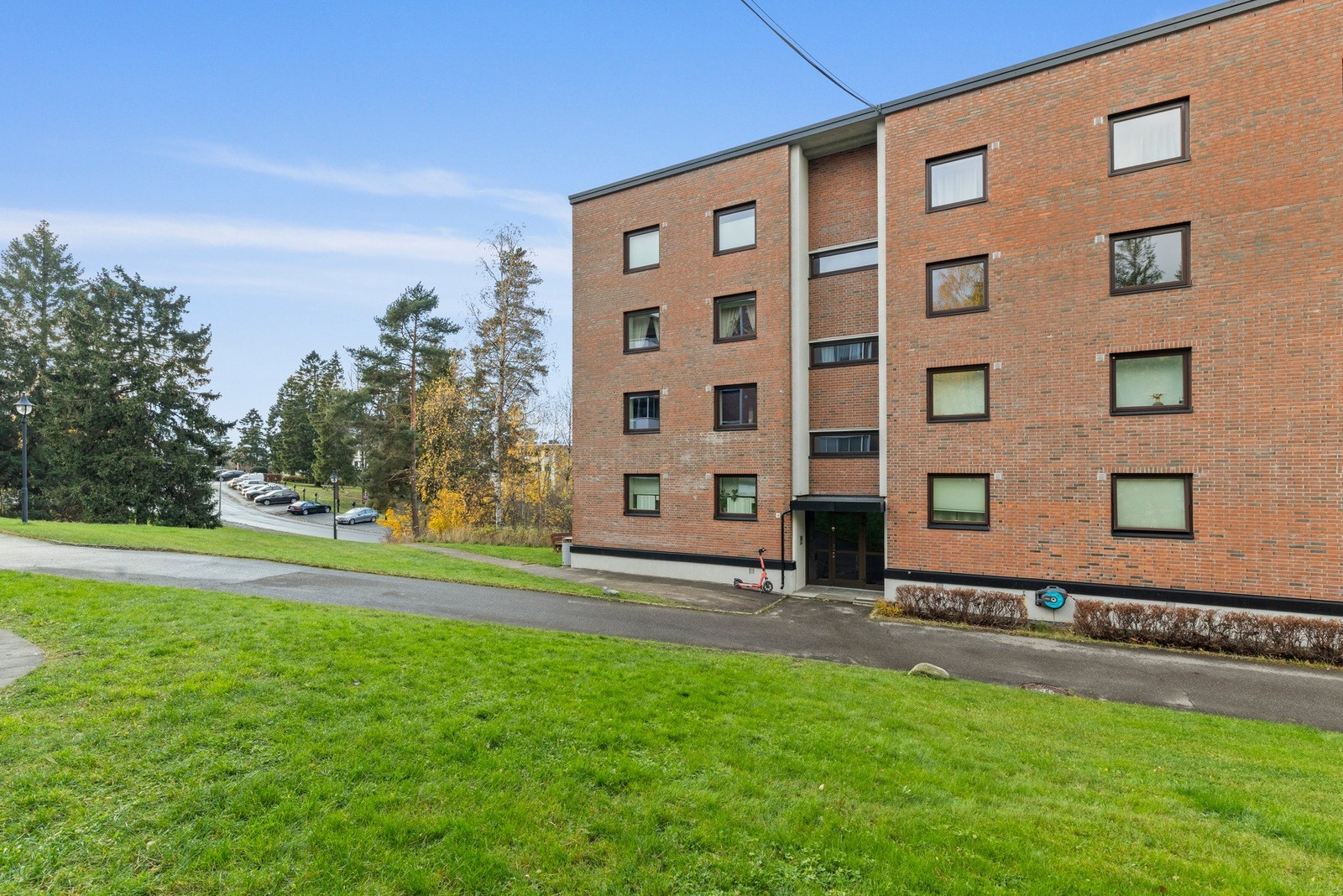 Det er gatelys langs asfalterte gangstier, og flere steder på området er det sittebenker Galleribilde