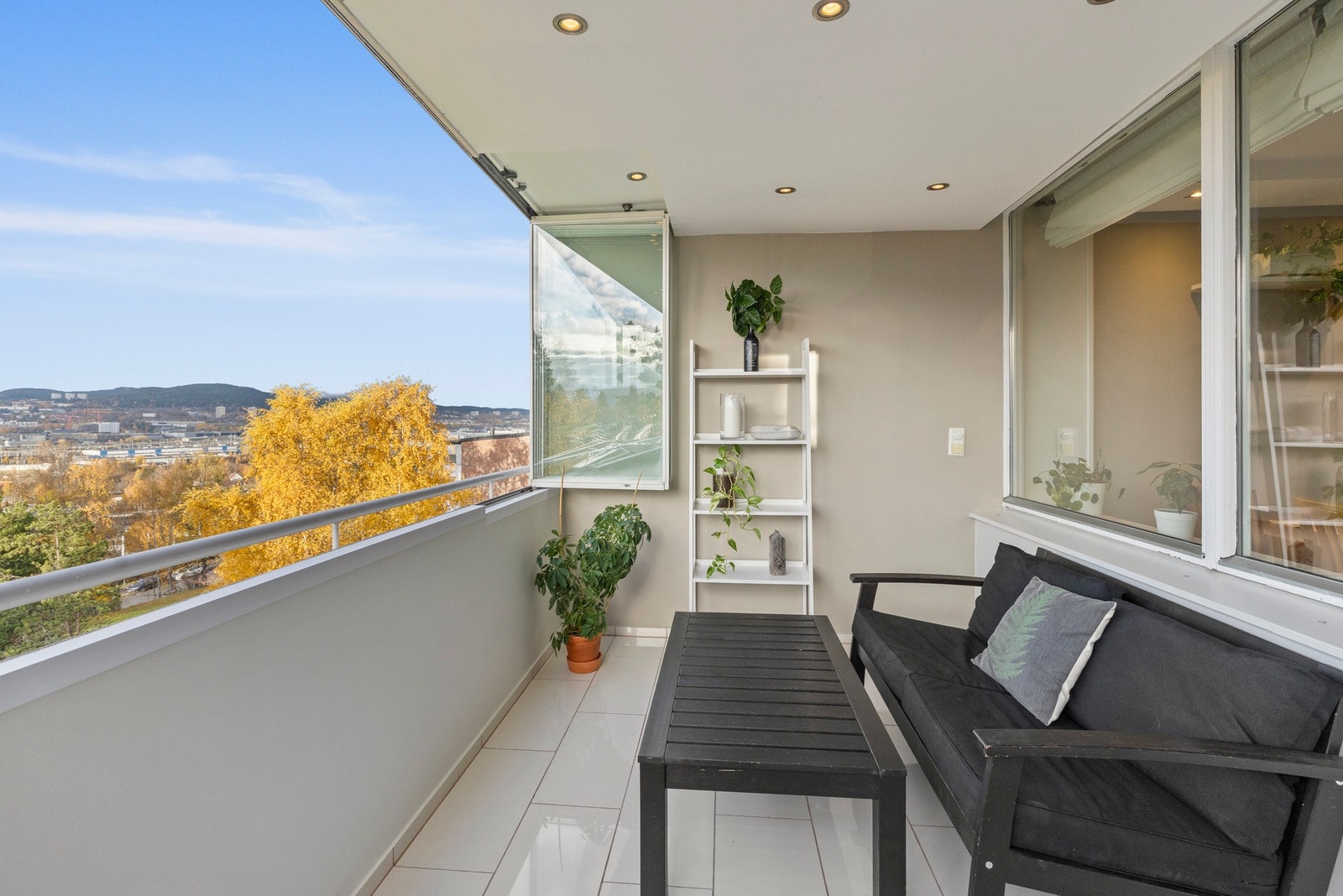 Balkongen er innglasset og nordvestvendt, med et gulvareal på ca. 8,5 m² Galleribilde