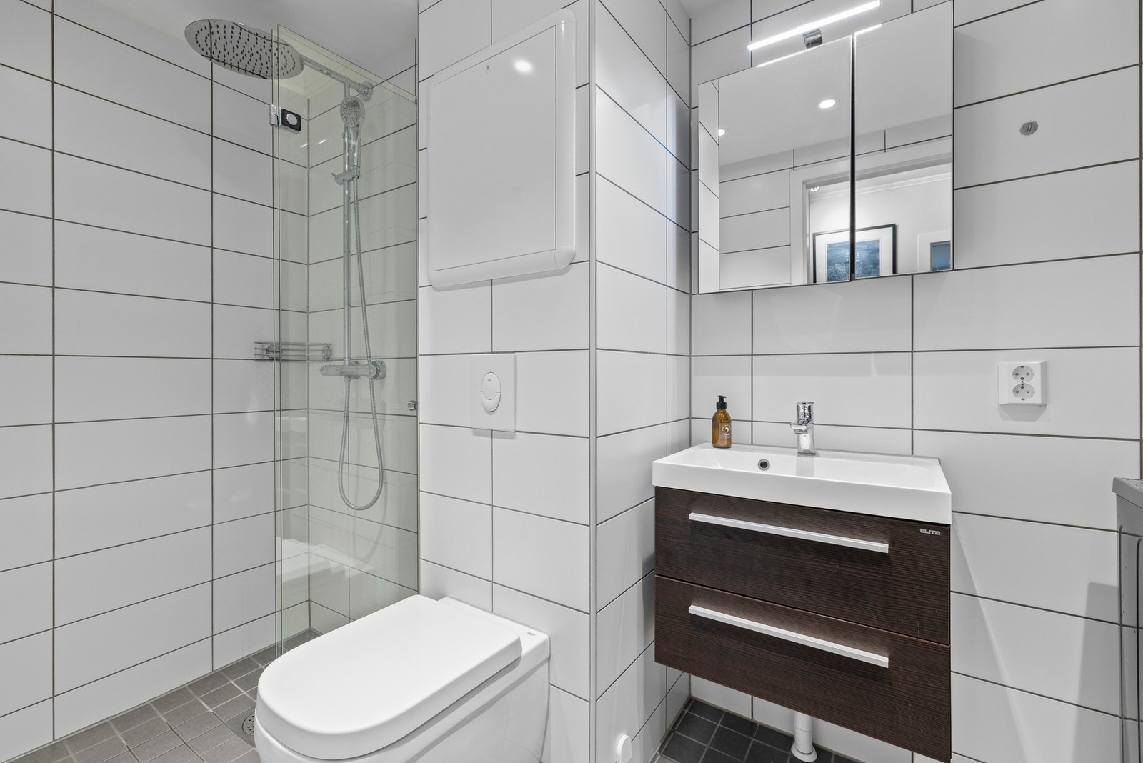 Badet ble pusset opp i 2021 i regi av borettslaget, og er flislagt med varmekabler i gulvet og downlights i himlingen Galleribilde