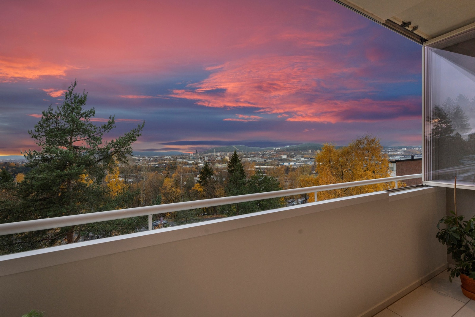Plasseringen gir sol på ettermiddagen, helt frem til solnedgang mellom Holmenkollen og Grefsenkollen Galleribilde